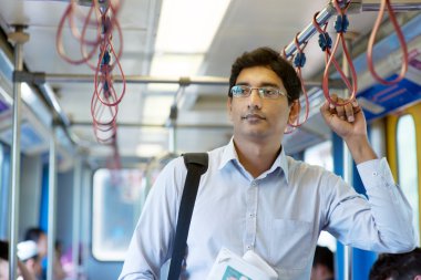 Tren içinde Hintli işadamı.