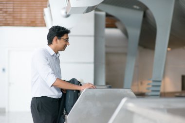 Havaalanı'nda Hintli adam kontrol sayacı