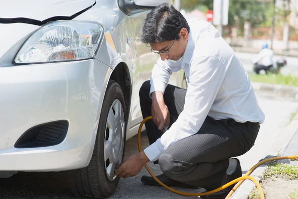 Asiático de llenado de aire a los neumáticos del coche . — Foto de Stock