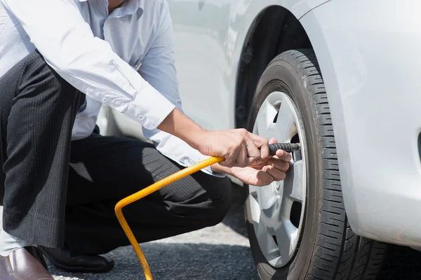 Enchendo o ar para os pneus do carro . — Fotografia de Stock