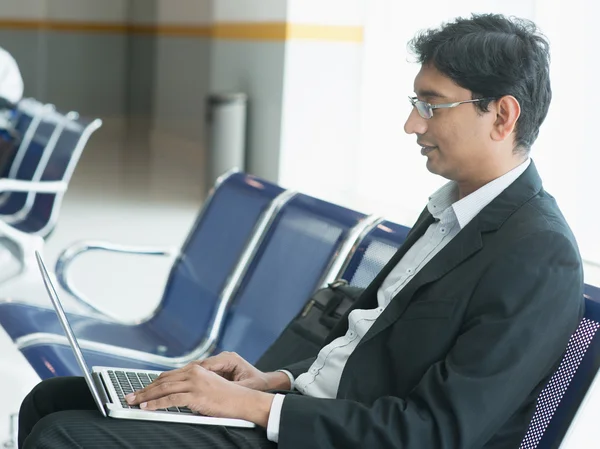 Indiano empresário no aeroporto — Fotografia de Stock