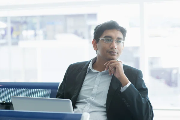 Indischer Geschäftsmann denkt am Flughafen nach — Stockfoto