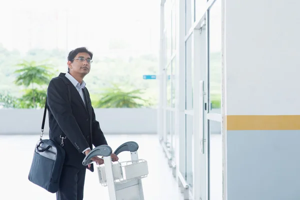 Homme d'affaires indien avec chariot d'aéroport — Photo