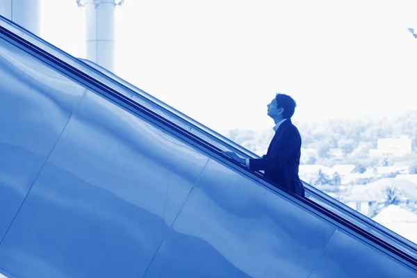Homme d'affaires indien montant escalator — Photo