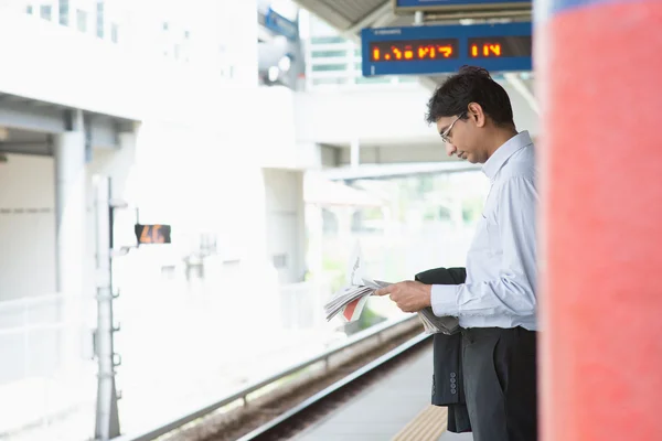 Індійський бізнес людина очікування поїзд — стокове фото