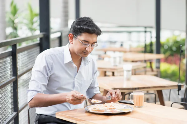 Uomo d'affari indiano mangiare cibo — Foto Stock