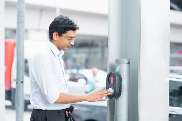 Indische mensen hand drukken op een knop crosswalk — Stockfoto