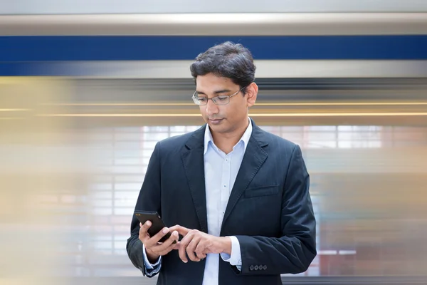 Texting medan du väntar på tåget — Stockfoto