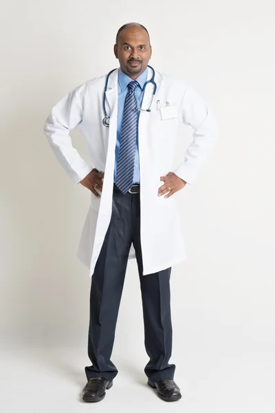 Índio masculino médico — Fotografia de Stock
