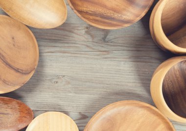 Orta alanda kopya ile iki boş tabak.