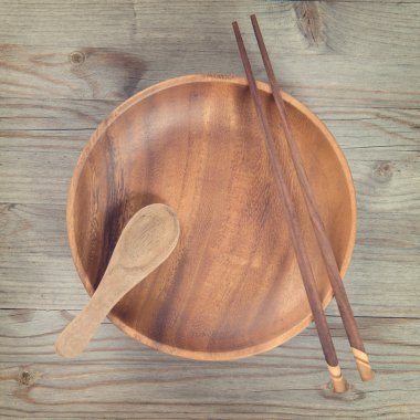 Boş levha ve chopsticks kare kompozisyon.