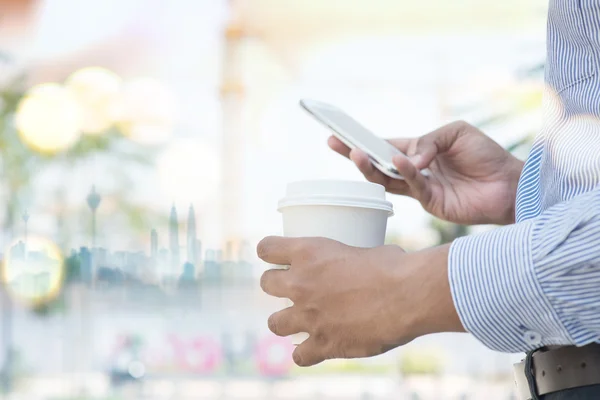 Mann hält Kaffeetasse zum Mitnehmen in der Hand — Stockfoto