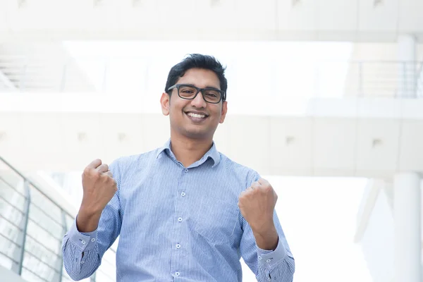 Homem celebrando o sucesso — Fotografia de Stock