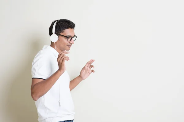 Indian guy enjoying music and dancing — Stock Photo, Image