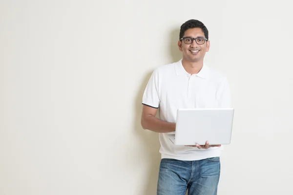 Uomo indiano che utilizza il computer — Foto Stock