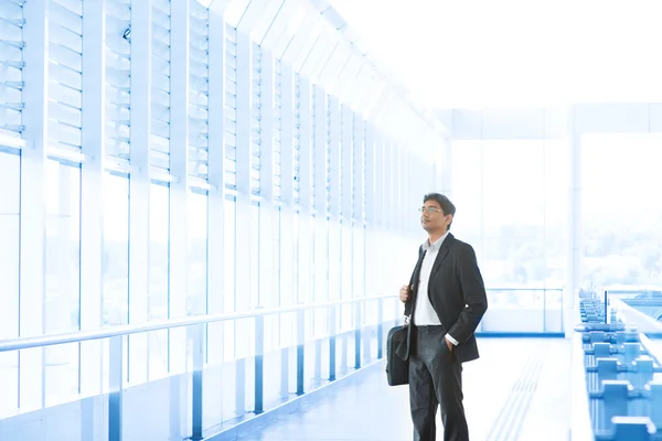 Uomo d'affari all'aeroporto — Foto Stock