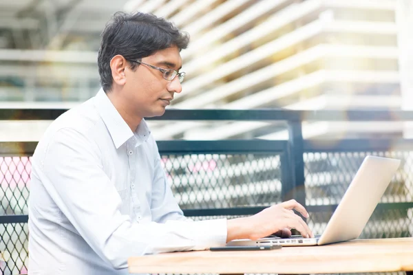 Man met laptop computer — Stockfoto