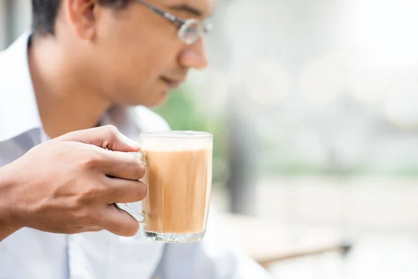 Hombre y té de leche —  Fotos de Stock