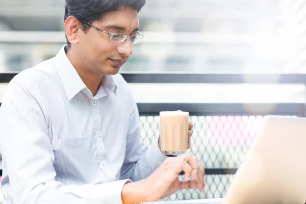 Hombre disfrutando de té de leche caliente al aire libre — Foto de Stock