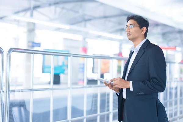 Man using tablet pc at train station — Stock Photo, Image