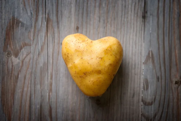 Patata dorada en forma de corazón —  Fotos de Stock