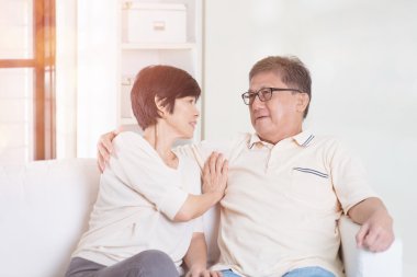 Asya kıdemli çift evde