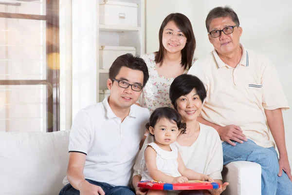 Glad familjeporträtt. — Stockfoto