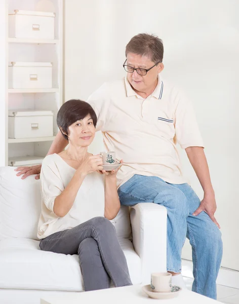 Ázsiai idősebb pár pihentető otthon — Stock Fotó