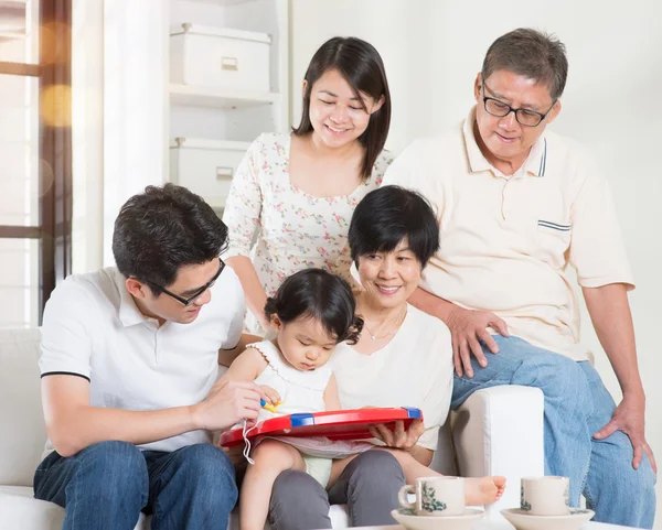 Azjatycka przyjemność rodzina — Zdjęcie stockowe