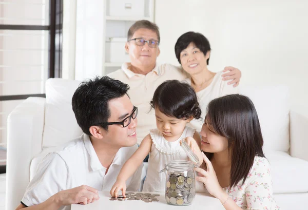 Aziatische familie geld besparingen concept. — Stockfoto