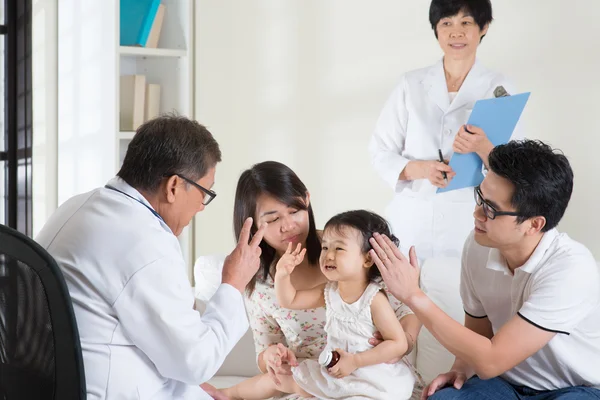 Pediatra, rodzina skonsultować się z pediatrą. — Zdjęcie stockowe