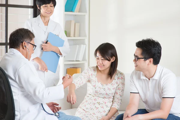 Asiático casal consultar médico — Fotografia de Stock