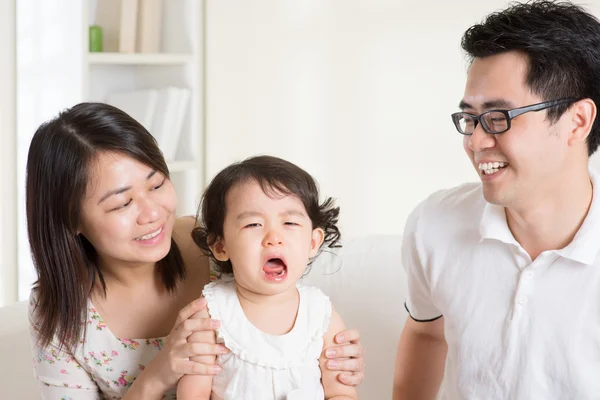 Piangere bambino a casa — Foto Stock