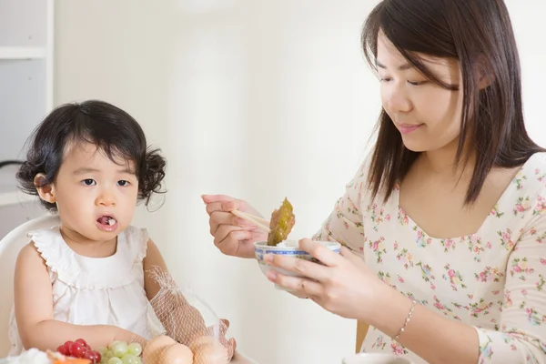 Madre alimentando al niño — Foto de Stock