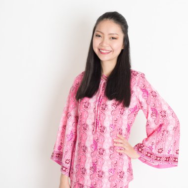 Asyalı kız pembe batik elbise