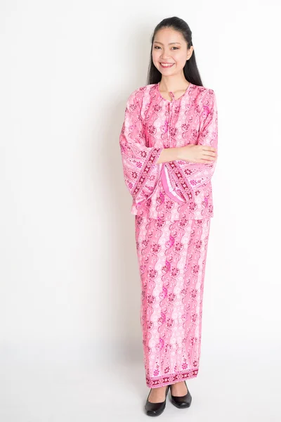 Ázsiai lány rózsaszín batikolt ruhában portréja — Stock Fotó