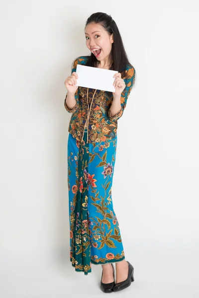 Asijská žena ukazující obálky — Stock fotografie