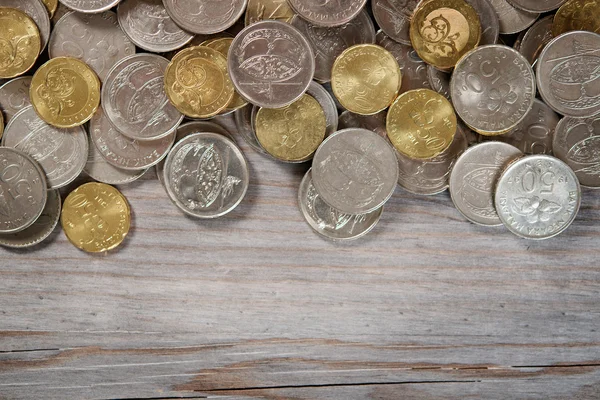 Moedas de vista superior na mesa de madeira velha — Fotografia de Stock