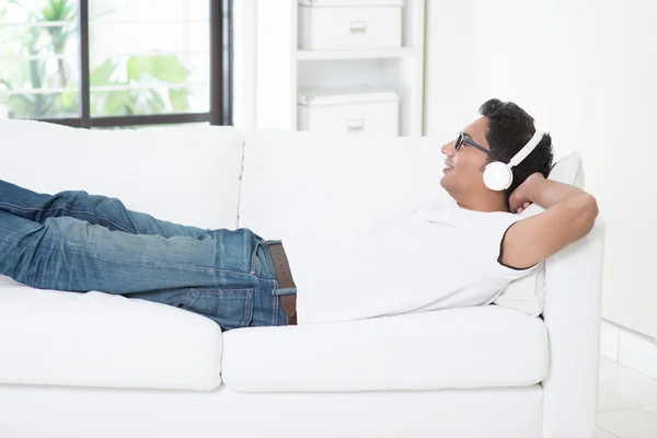 Hombre indio disfrutando de música — Foto de Stock