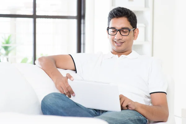 Indischer Mann mit digitalem Computer-Tablet — Stockfoto