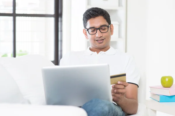 Indiano cara compras online — Fotografia de Stock