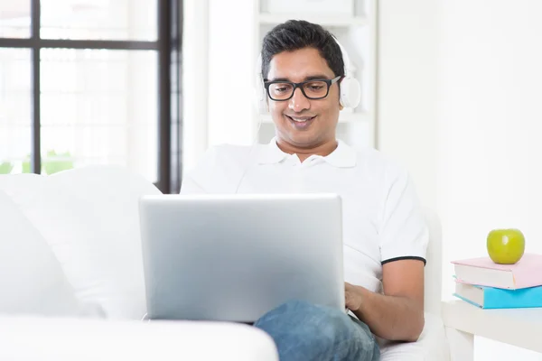 Homem desfrutando mp3 — Fotografia de Stock