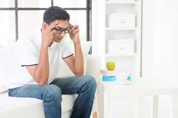 Indio chico teniendo dolor de cabeza en casa —  Fotos de Stock