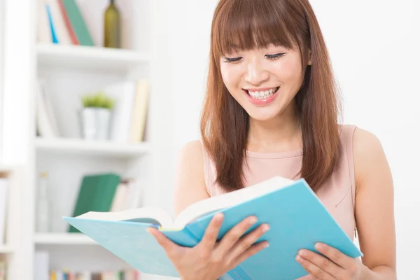 Menina asiática leitura — Fotografia de Stock