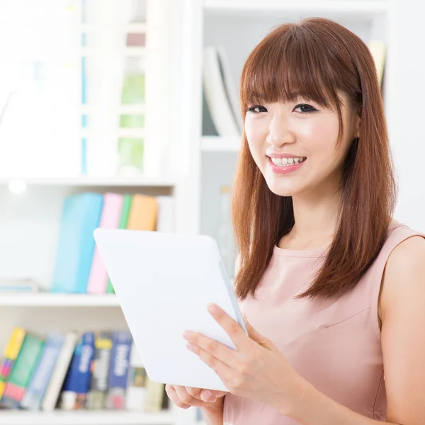 Asiática feminina usando tablet — Fotografia de Stock