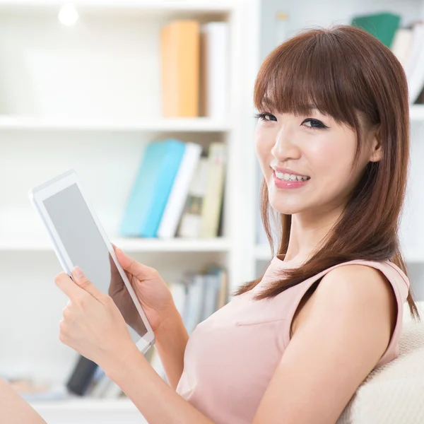 Asiatico ragazza utilizzando tablet PC — Foto Stock