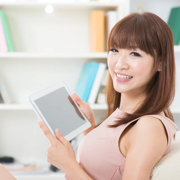 Menina asiática usando tablet tela sensível ao toque — Fotografia de Stock