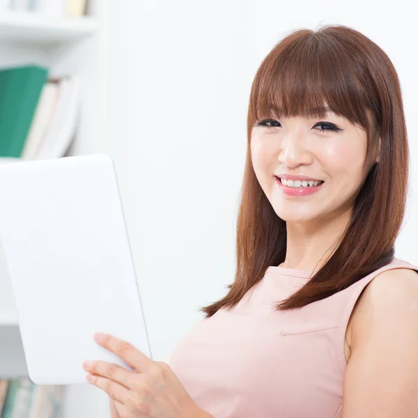 Mulher asiática usando tablet tela sensível ao toque — Fotografia de Stock