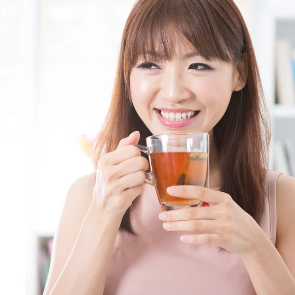 Asian girl drinking tea — Stock Photo, Image