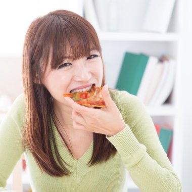 Pizza yiyen kız.